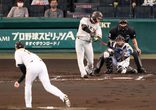 阪神対巨人　2回表巨人1死、丸は右前打を放つ（撮影・加藤哉）