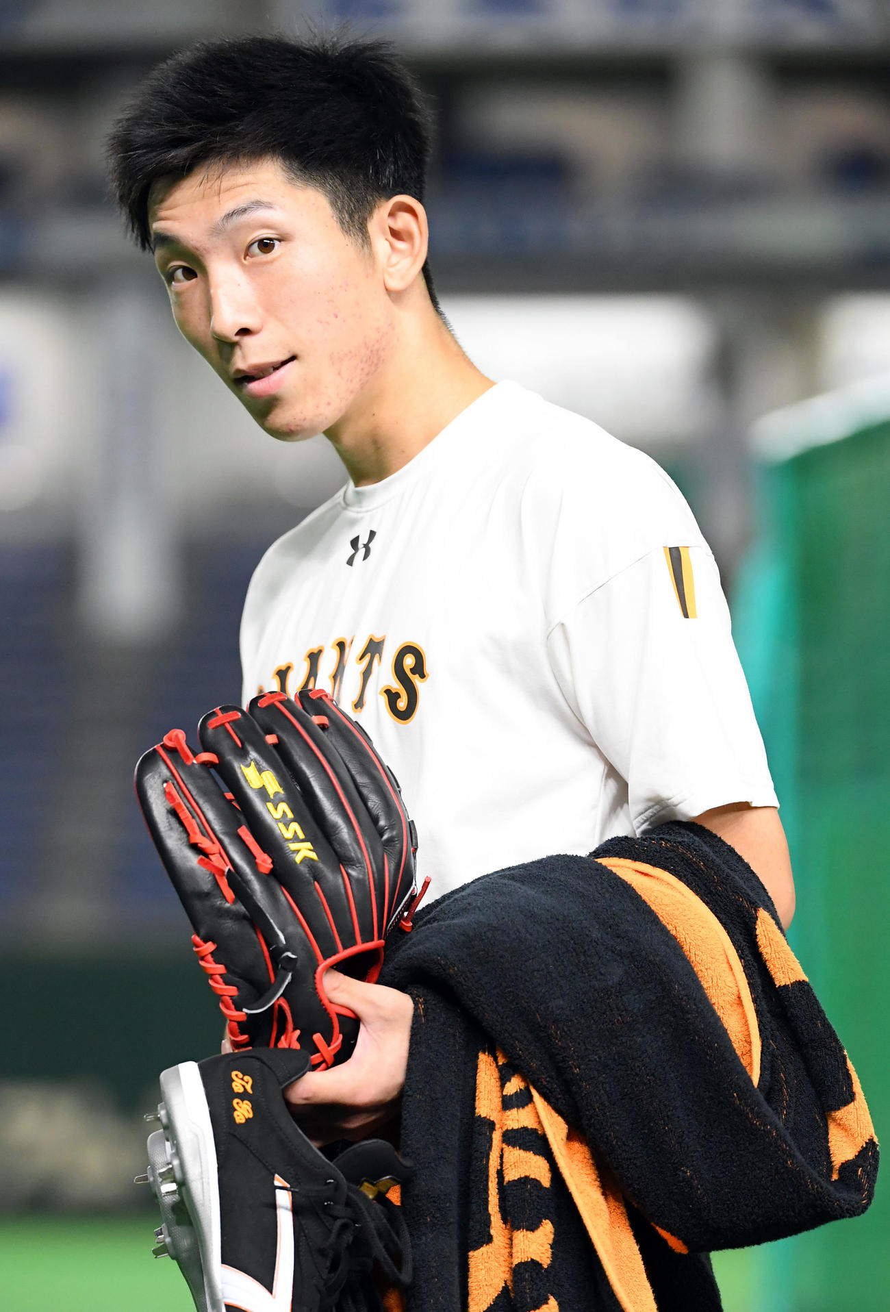 練習を終えベンチに戻る巨人戸郷（2020年9月1日）