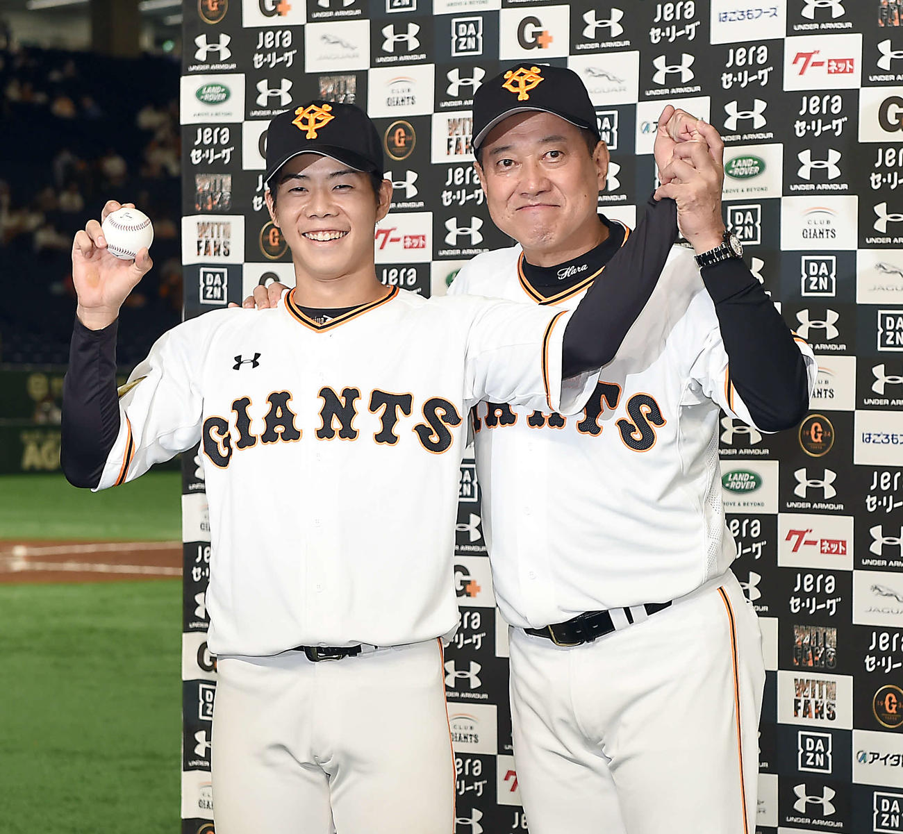 巨人対DeNA　プロ初本塁打を放った巨人松原（左）は、原監督と笑顔で記念撮影に納まる（撮影・たえ見朱実）