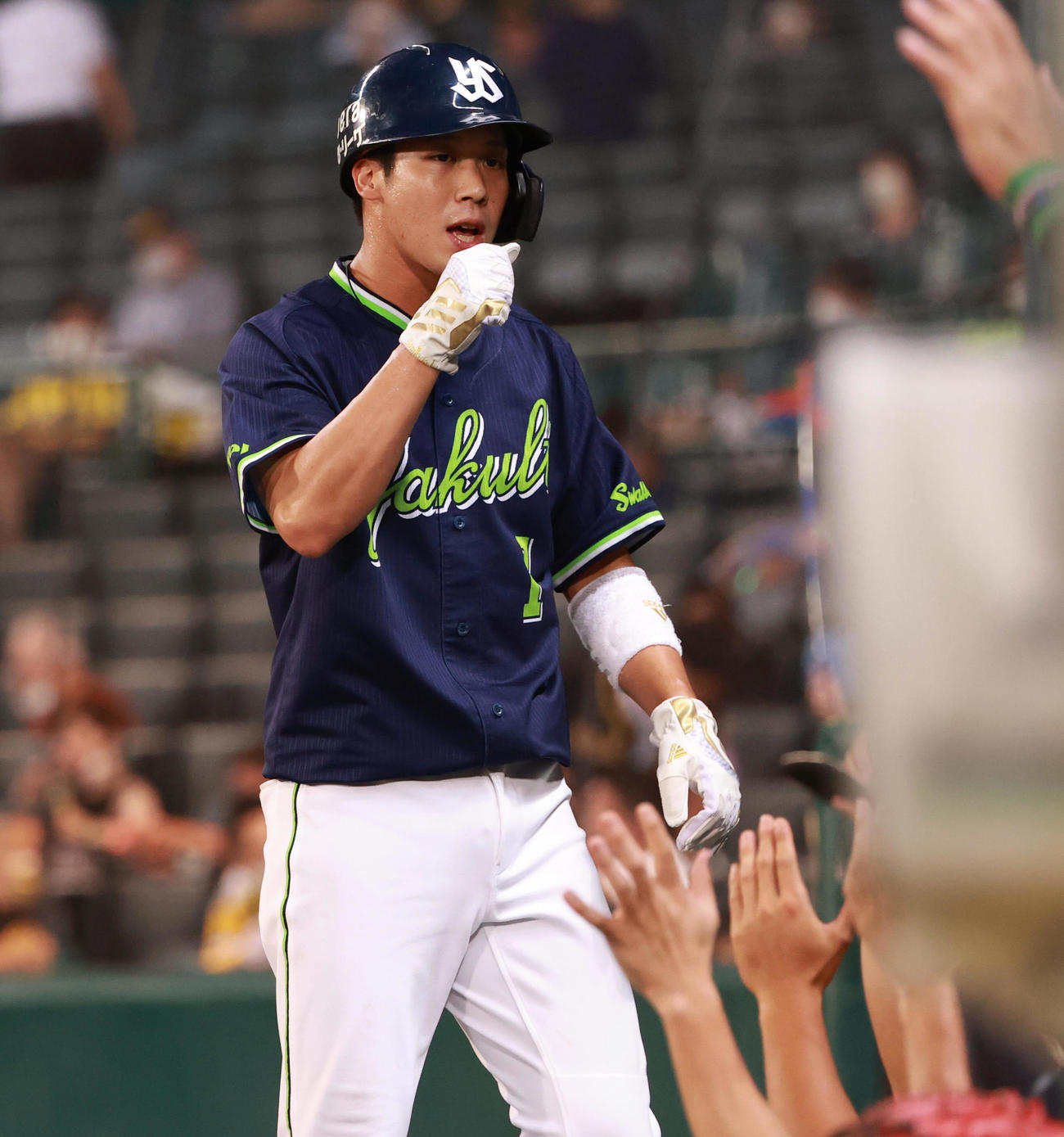 阪神対ヤクルト　4回表ヤクルト無死一、三塁、塩見の二ゴロで生還し、ナインとエアタッチする三走山田哲（撮影・清水貴仁）