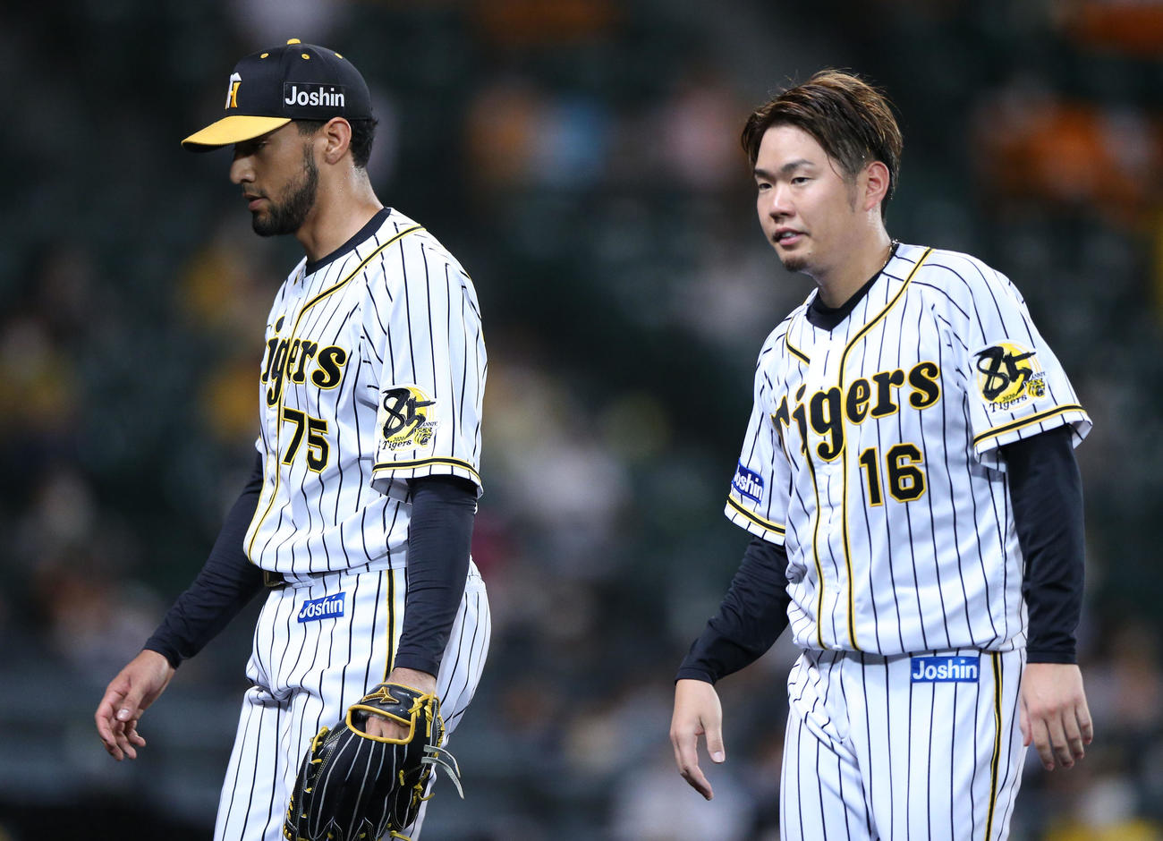 阪神対巨人　8回表巨人2死一塁、西勇（右）は後続を抑えたスアレスを出迎える（撮影・上山淳一）