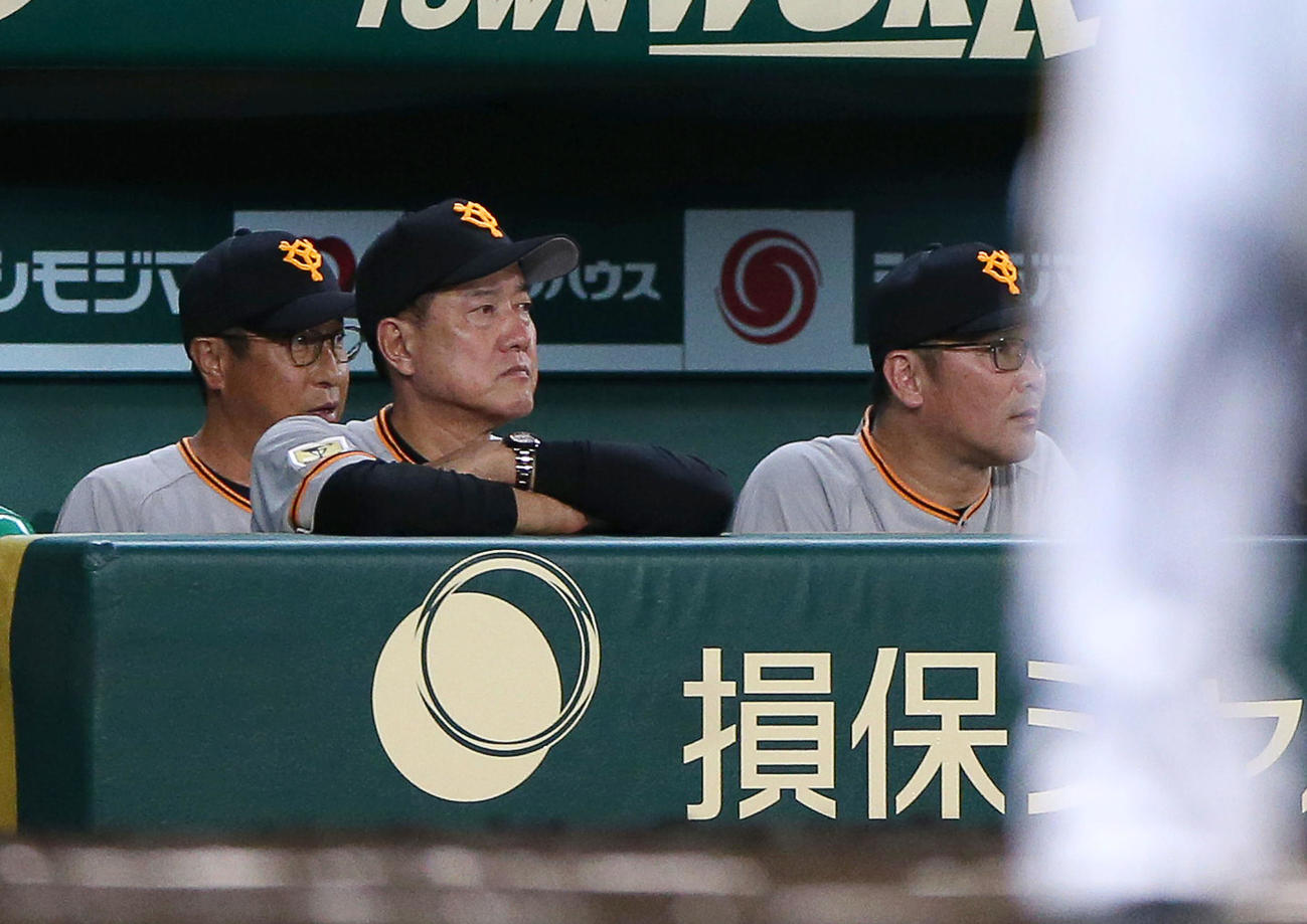 阪神対巨人　6回裏阪神無死三塁、サンズに中越え3点本塁打を打たれ落胆する原監督（撮影・上山淳一）