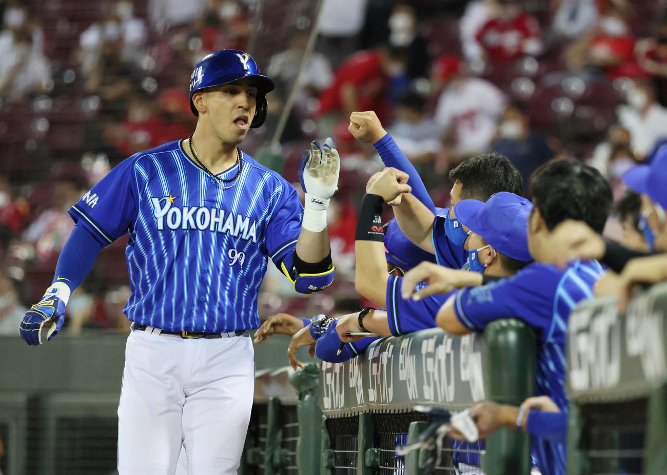 広島対DeNA　5回表DeNA無死、ソトは中越え勝ち越し本塁打を放ちエアタッチ（撮影・加藤孝規）