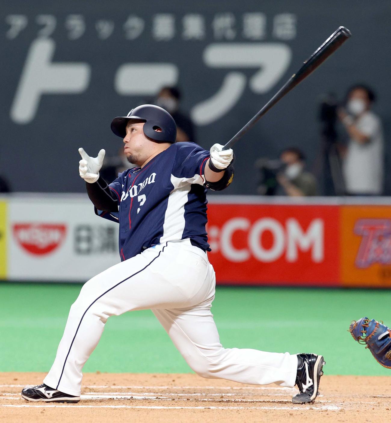 日本ハム対西武　7回表西武2死一、二塁、山川は左越え3点本塁打を放つ（撮影・佐藤翔太）