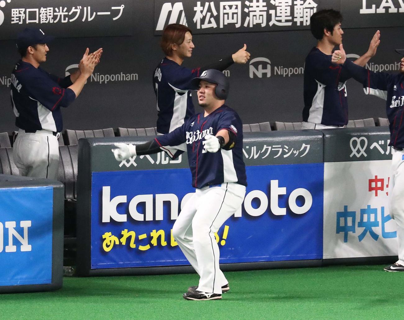 日本ハム対西武　7回表西武2死一、二塁、左越え3点本塁打を放ち「どすこいポーズ」の山川（撮影・黒川智章）