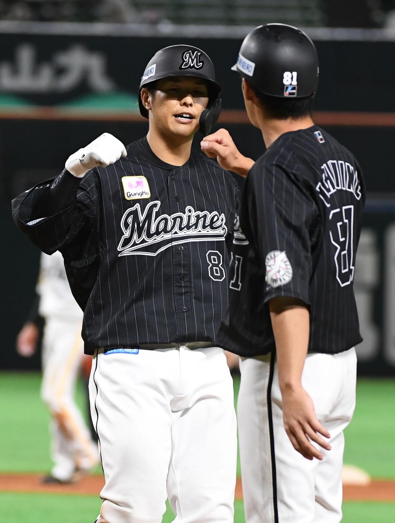中村奨吾は中前に勝ち越しの2点適時打を放ち、コーチとグータッチ（撮影・今浪浩三）