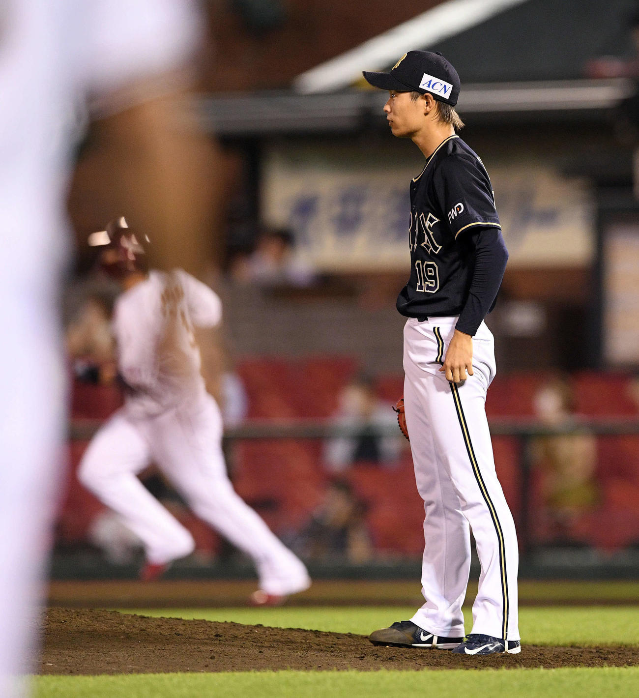 楽天対オリックス　3回裏楽天2死、浅村（奥）に同点の中越えソロ本塁打を浴びる山岡（撮影・滝沢徹郎）