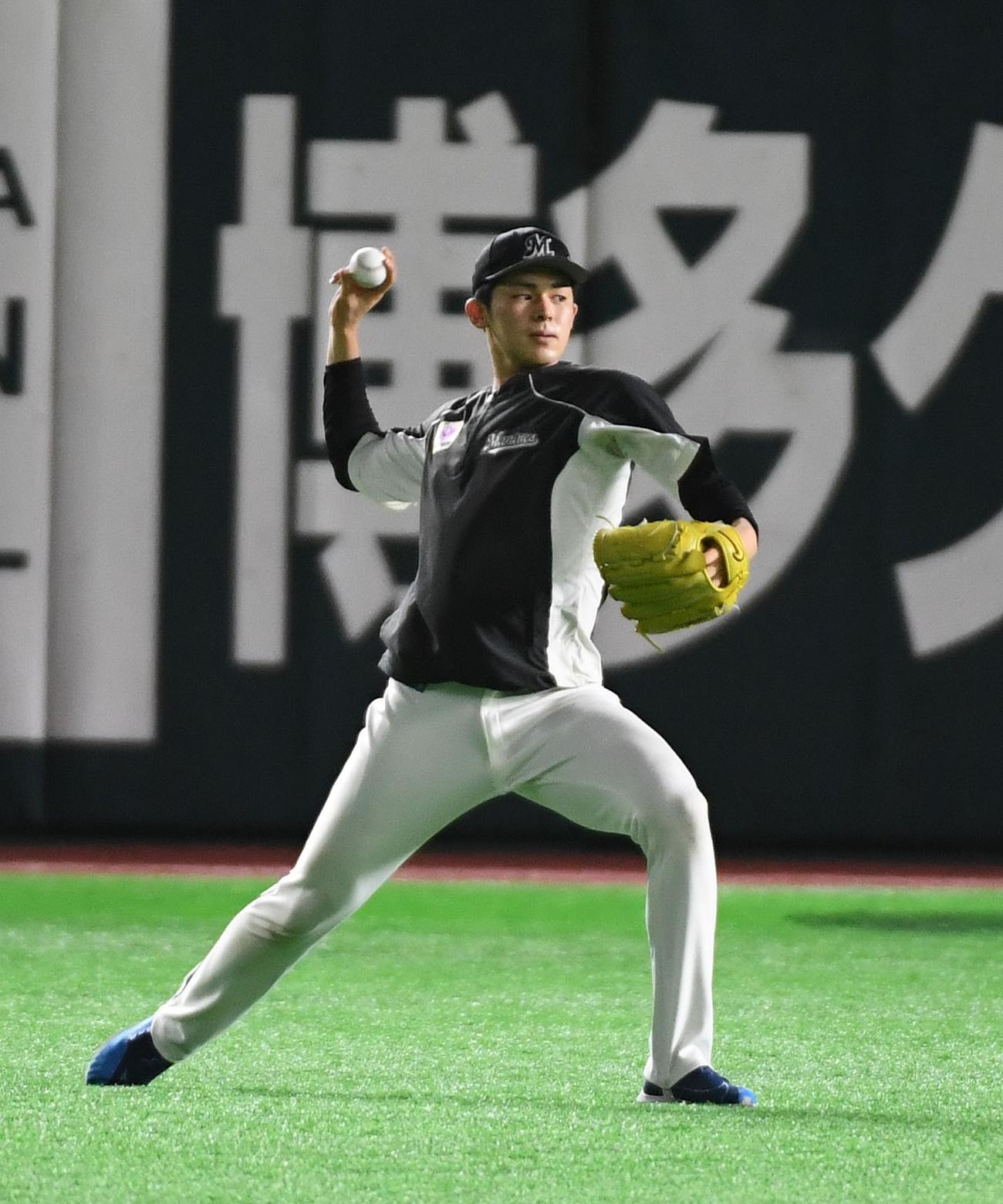 ソフトバンク対ロッテ　ペイペイドームの外野でキャッチボールをする佐々木朗希（撮影・今浪浩三）