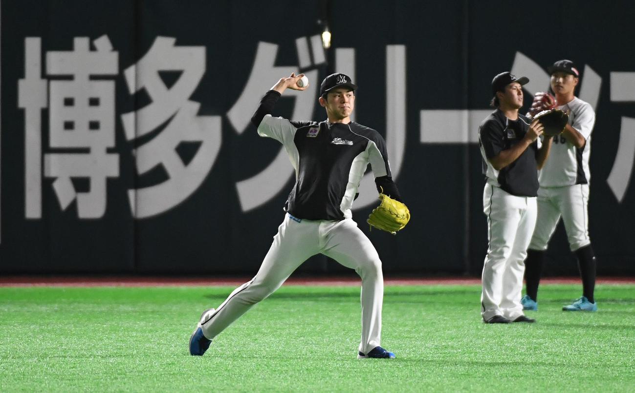 ソフトバンク対ロッテ　ペイペイドームの外野でキャッチボールをする佐々木朗希（撮影・今浪浩三）
