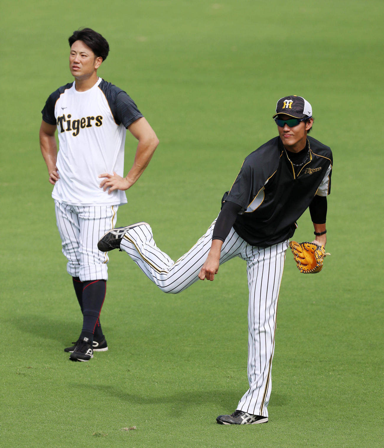 阪神対巨人　中谷（左）の隣でキャッチボールする藤浪（撮影・加藤哉）