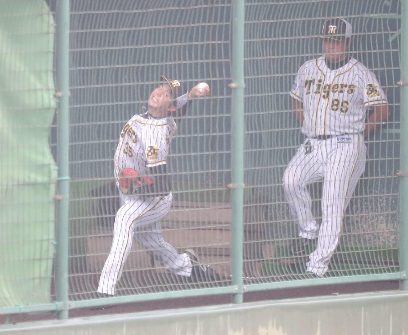 ブルペンで投球する才木。右は安藤コーチ（代表撮影）