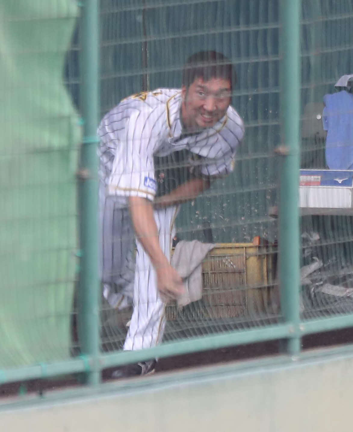 ブルペンで投球する藤川（代表撮影）