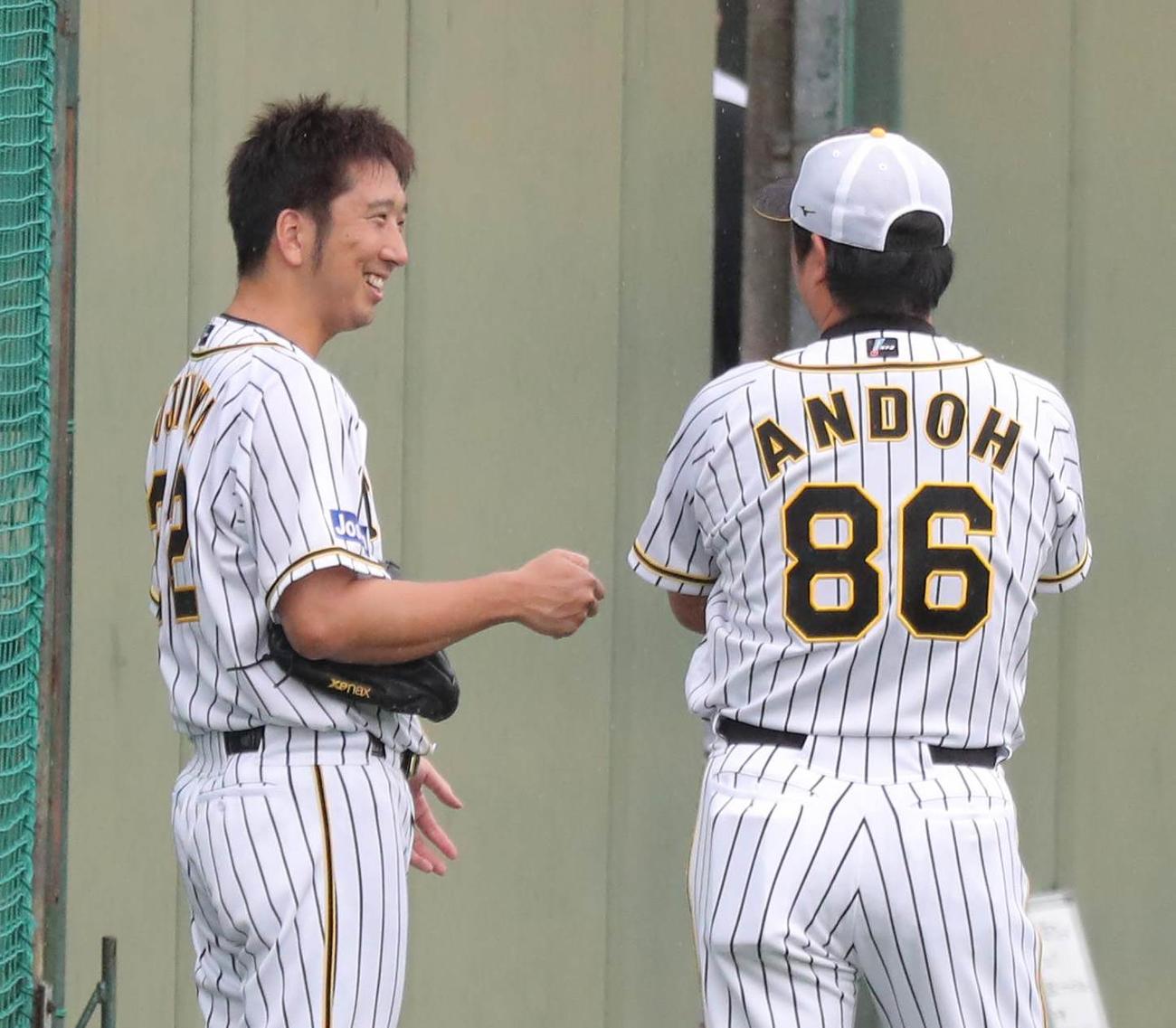 ブルペンでの投球を終え安藤優也コーチ（右）と話す藤川球児（代表撮影）