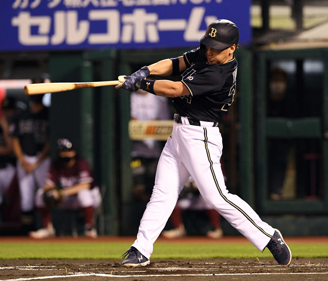 楽天対オリックス　1回表オリックス2死二塁、吉田正は先制の中前適時打を放つ（撮影・滝沢徹郎）