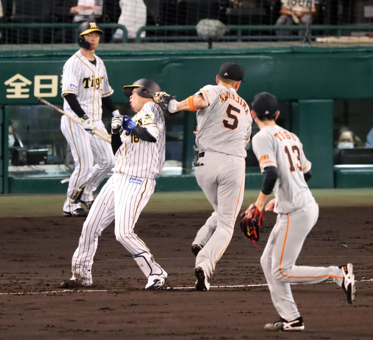 阪神対巨人　2回裏阪神1死一、三塁、西勇は一塁線にスクイズバントを決める、右はタッチする中島（撮影・加藤哉）