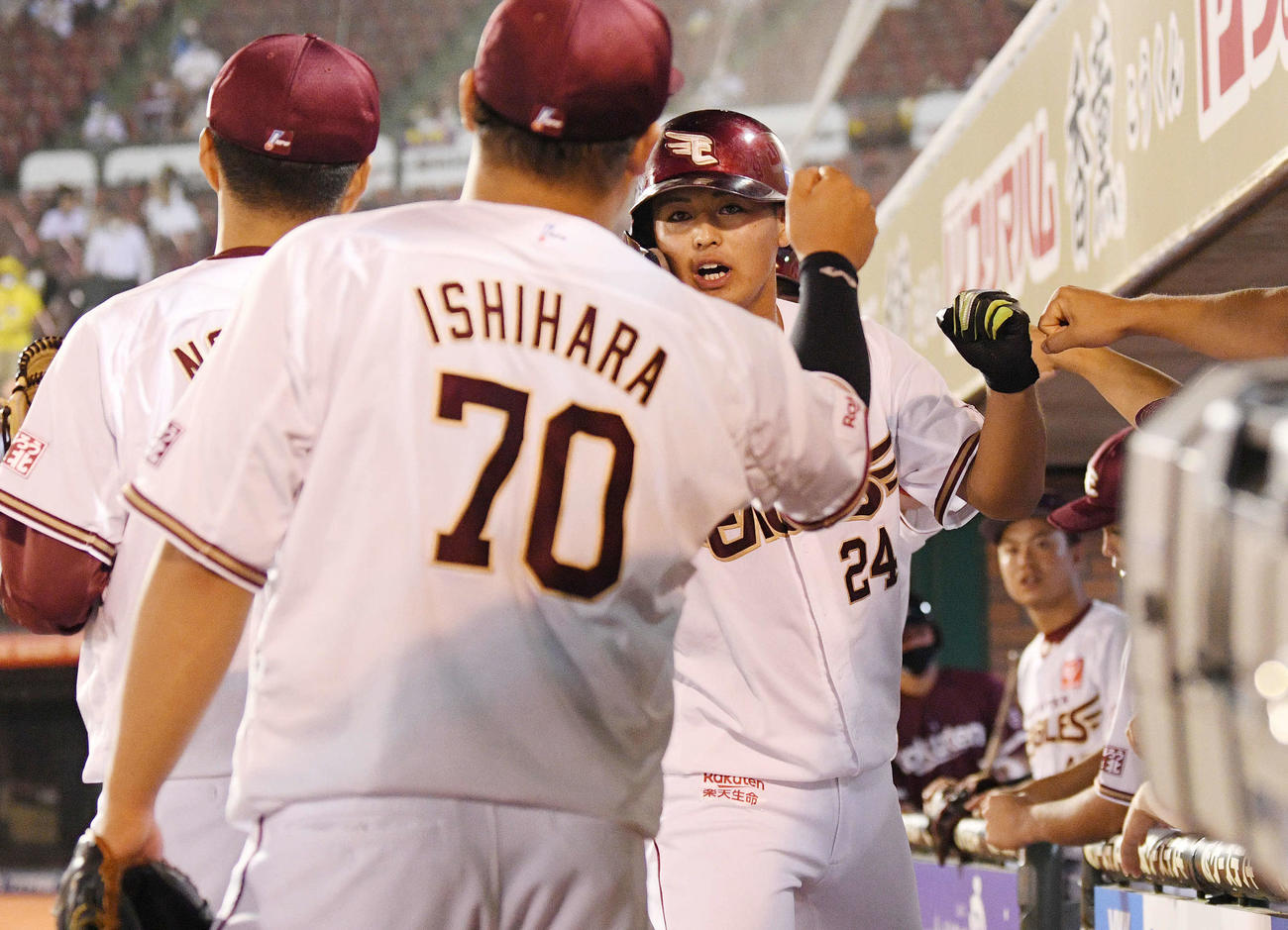 楽天対オリックス　2回裏楽天無死満塁、プロ初打点となる右犠飛を放った黒川（右手前）はベンチへ戻りナインとエアタッチを交わす（撮影・滝沢徹郎）