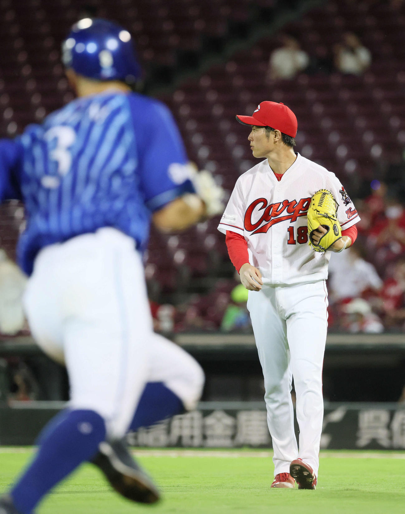 広島対DeNA　3回表DeNA無死満塁、ソトに走者一掃の先制右越え3点適時二塁打を打たれた広島先発の森下（撮影・加藤孝規）
