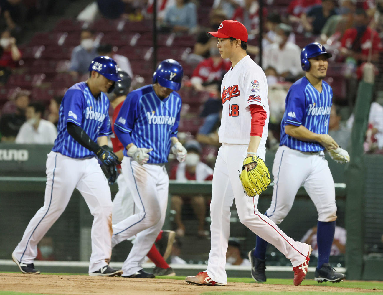 広島対DeNA　3回表DeNA無死満塁、ソトに走者一掃の先制右越え3点適時二塁打を打たれた広島先発の森下（撮影・加藤孝規）