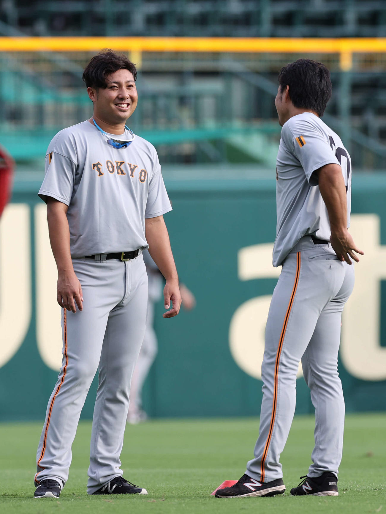 阪神対巨人　試合前、巨人今村（左）は吉川大と談笑する（撮影・河野匠）