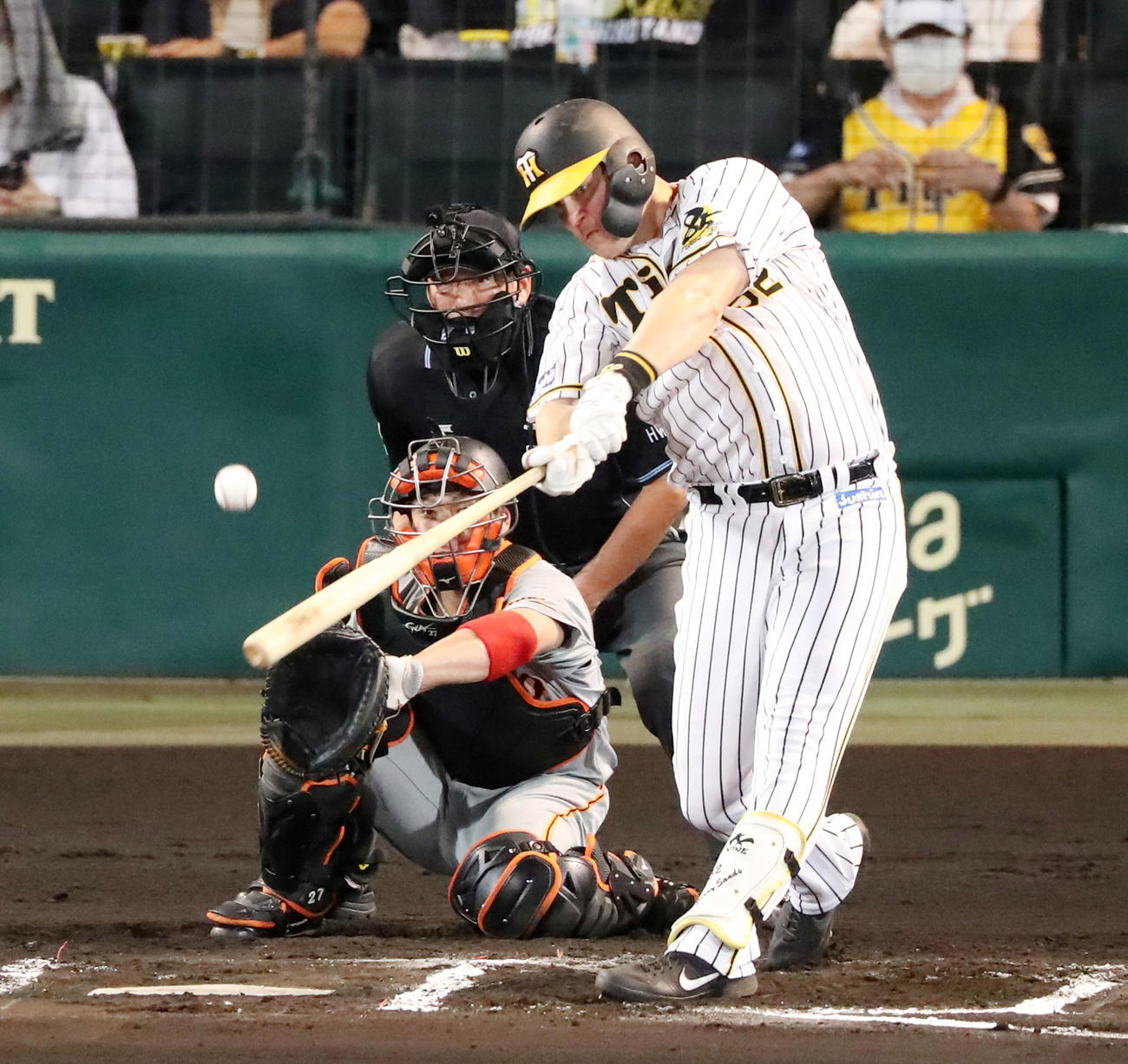 阪神対巨人　6回裏阪神無死三塁、サンズは中越え2点本塁打を放つ（撮影・加藤哉）