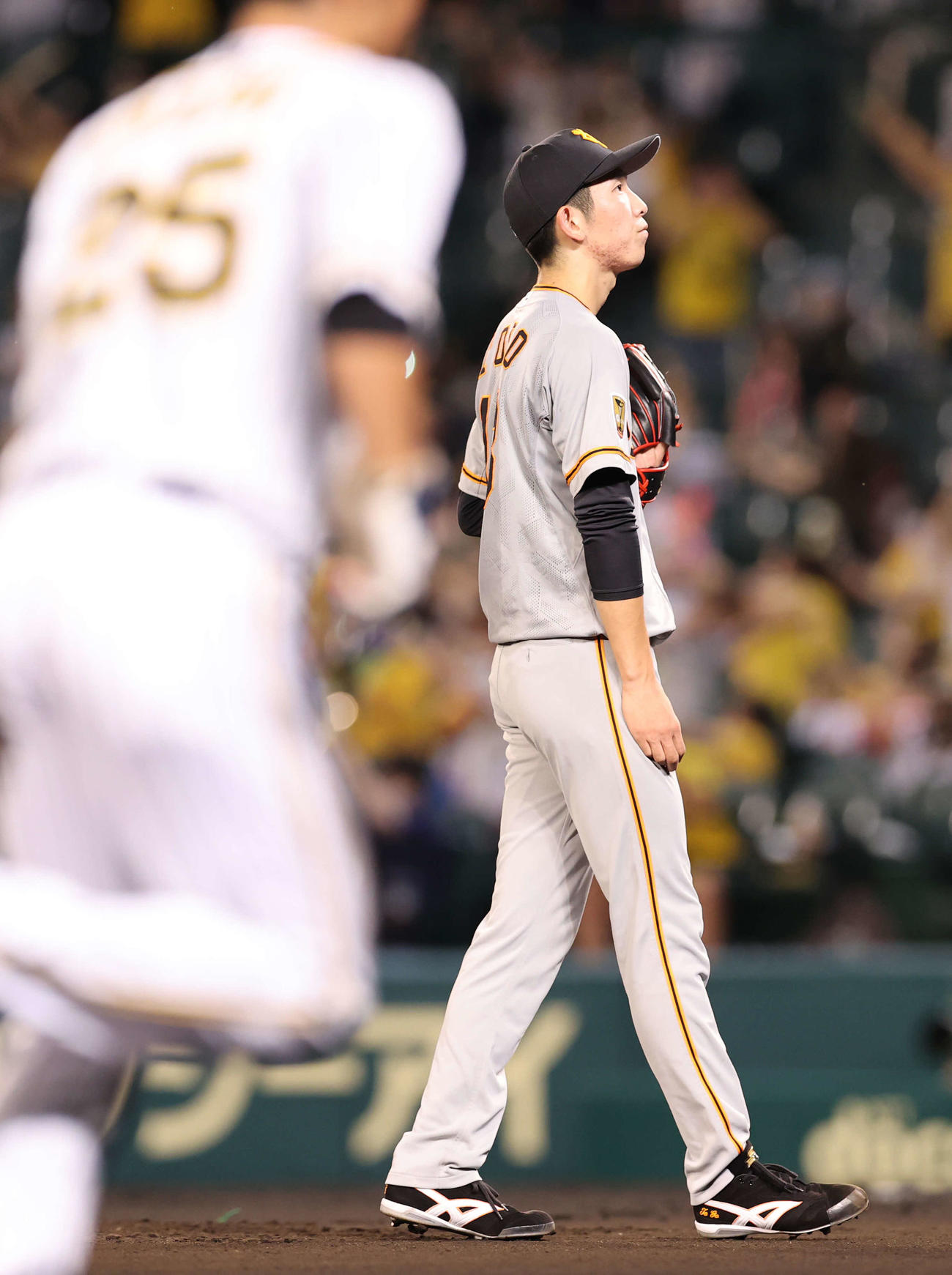 阪神対巨人　6回裏阪神無死三塁、サンズに中越え2点本塁打を浴び、険しい表情を見せる戸郷（後方）。手前は生還する三塁走者の江越（撮影・河野匠）