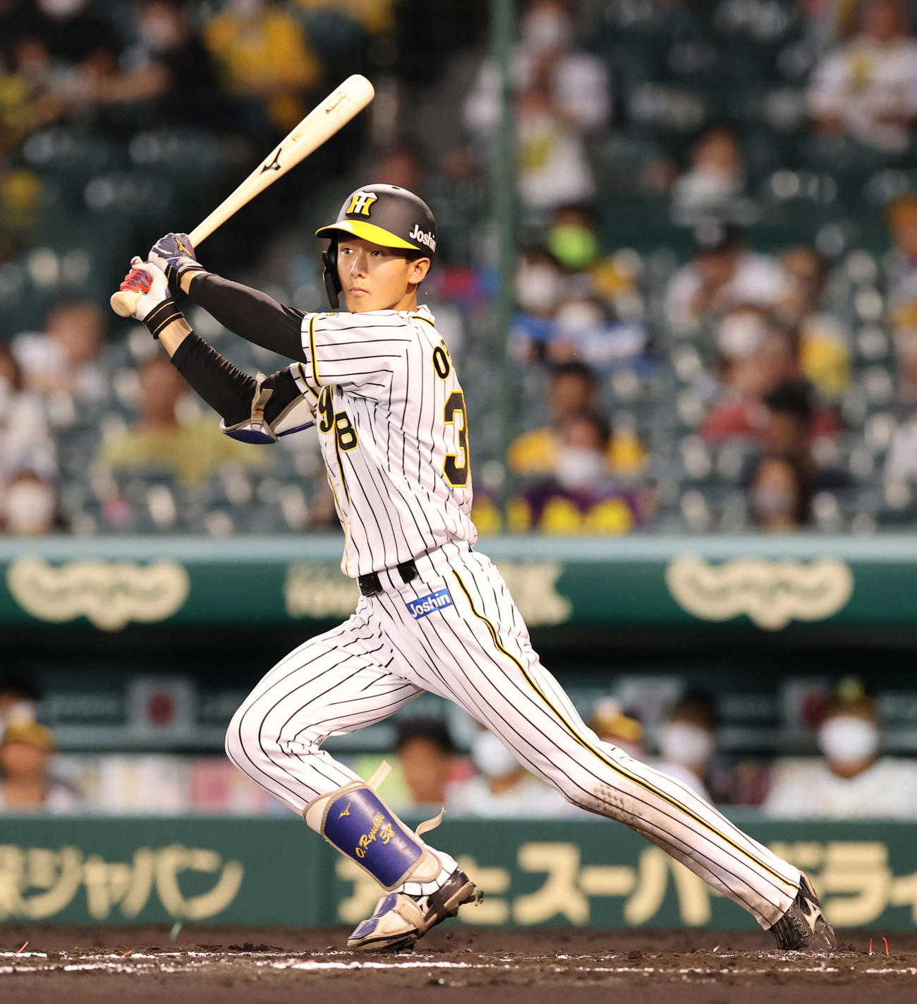 阪神対巨人　6回裏阪神1死一、二塁、左前に適時打を放つ小幡（撮影・河野匠）