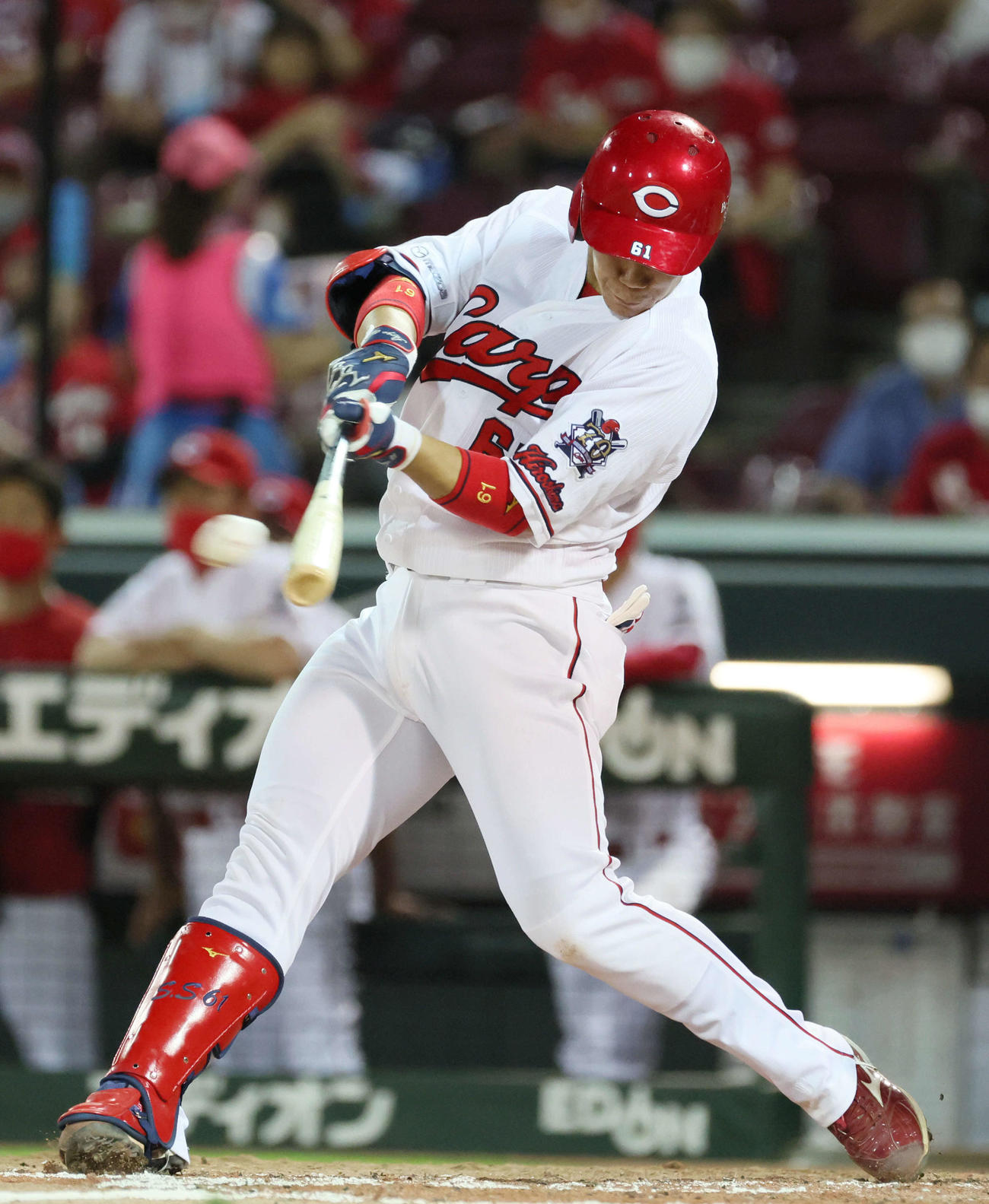 坂倉は右前打を放つ（撮影・加藤孝規）