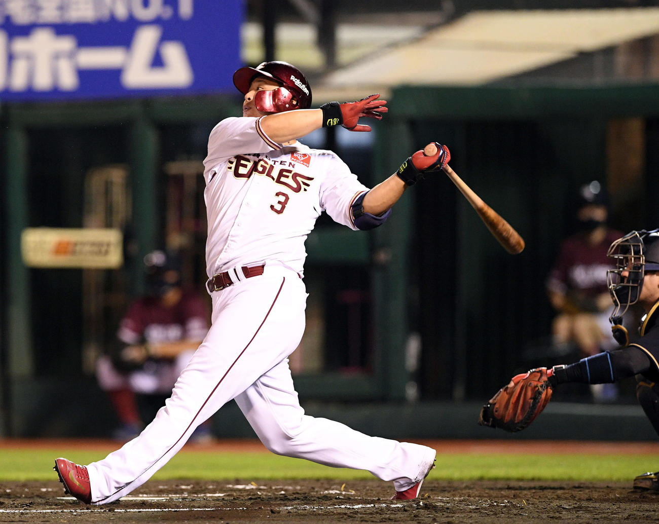 楽天対オリックス　6回裏楽天無死、浅村は通算200号の勝ち越しのソロ本塁打を放つ（撮影・滝沢徹郎）
