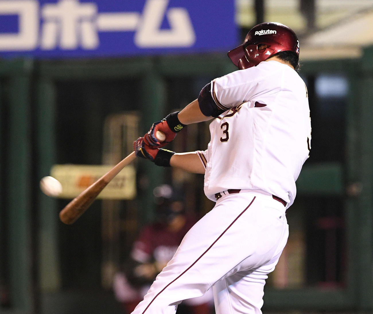楽天対オリックス　6回裏楽天無死、浅村は通算200号の勝ち越しのソロ本塁打を放つ（撮影・滝沢徹郎）