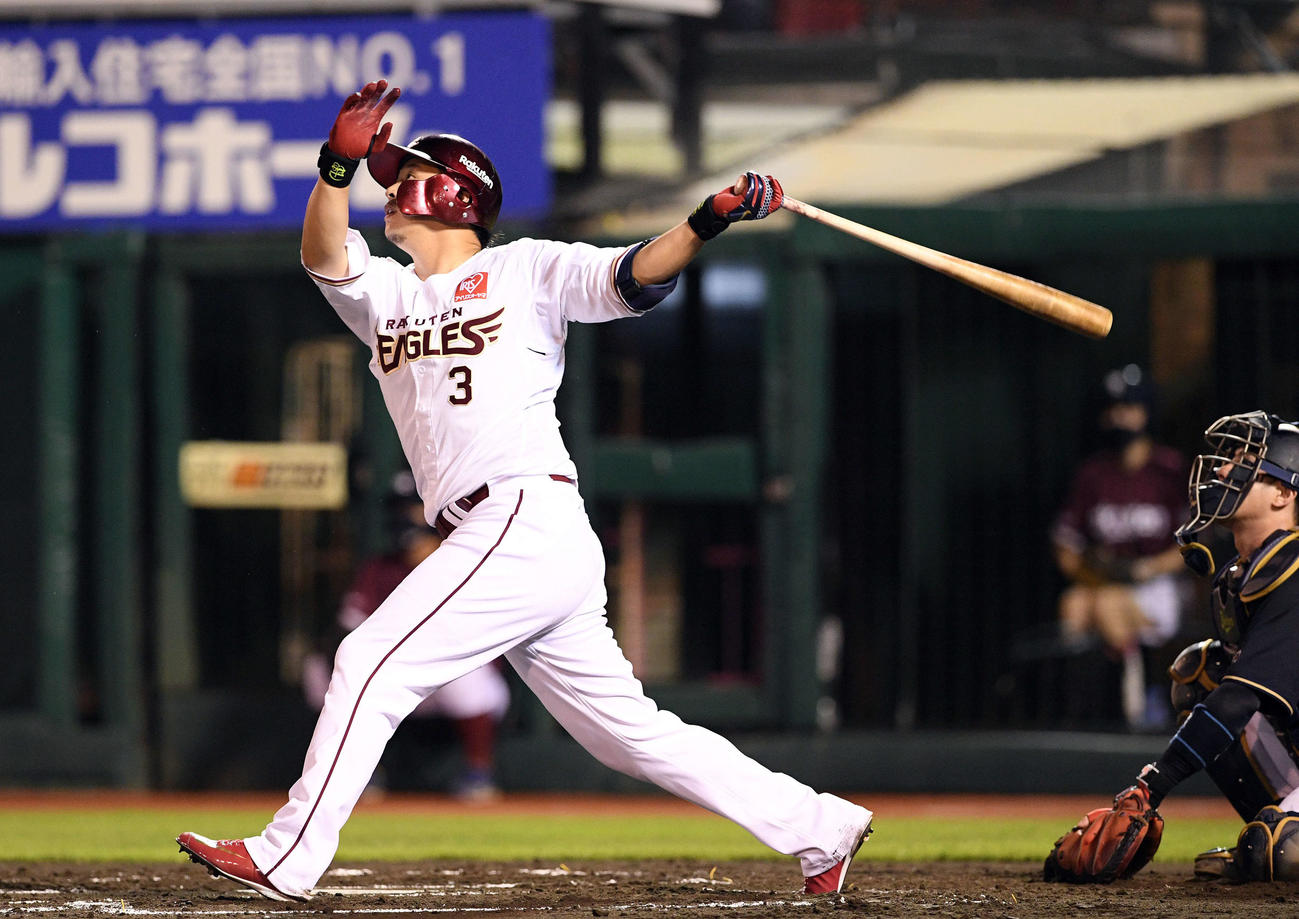 楽天対オリックス　6回裏楽天無死、浅村は通算200号の勝ち越しのソロ本塁打を放つ（撮影・滝沢徹郎）