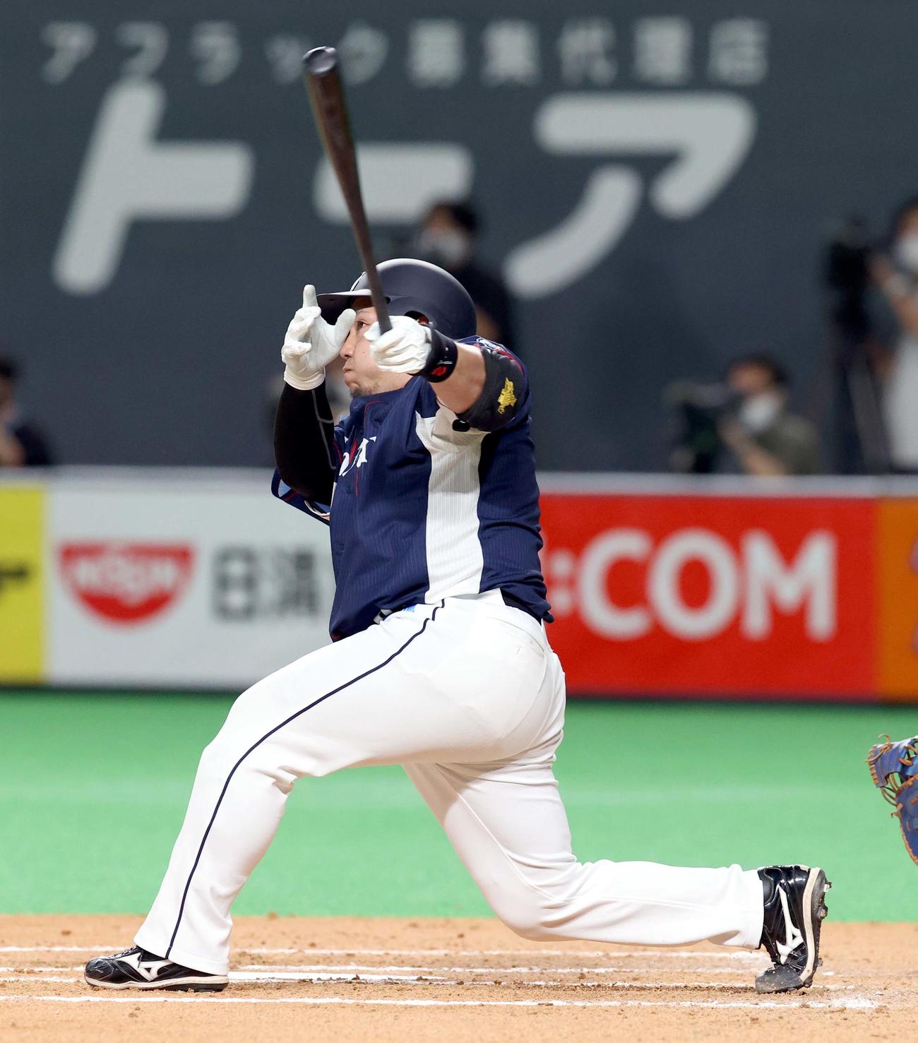 日本ハム対西武　7回表西武2死一、二塁、山川は左越え3点本塁打を放つ（撮影・佐藤翔太）
