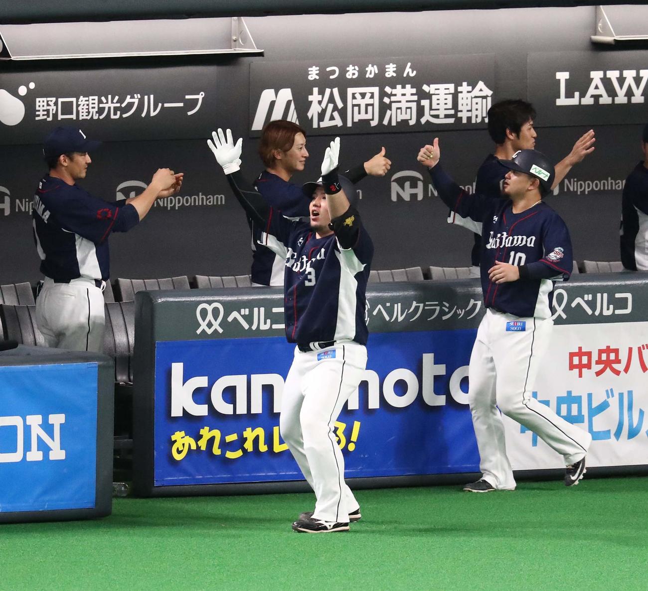 日本ハム対西武　7回表西武2死一、二塁、左越え3点本塁打を放ち「どすこいポーズ」の山川（撮影・黒川智章）