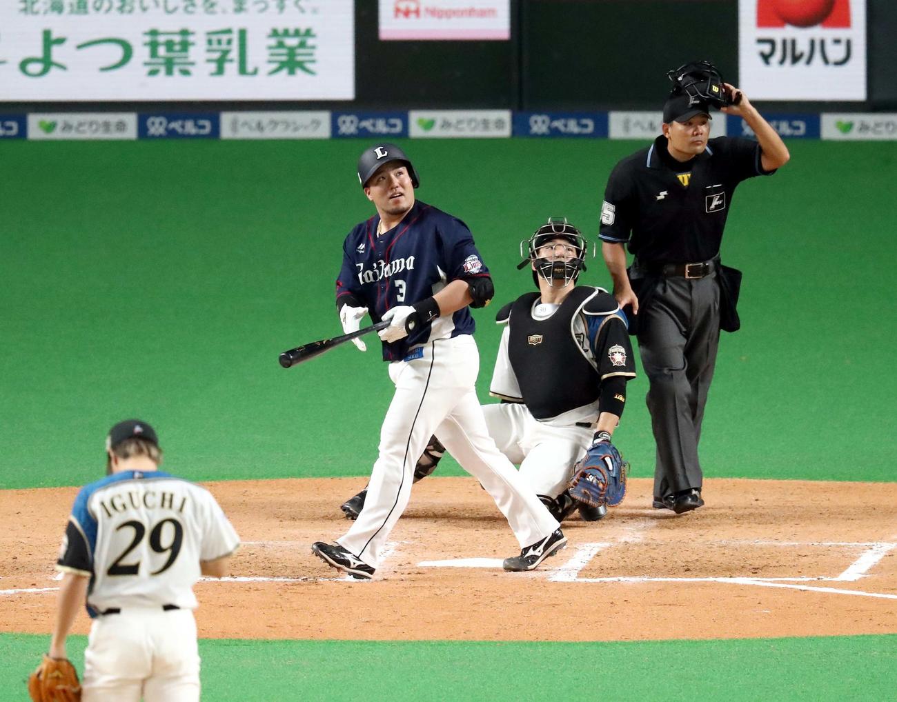 日本ハム対西武　7回表西武2死一、二塁、左越え3点本塁打を放つ山川（撮影・黒川智章）
