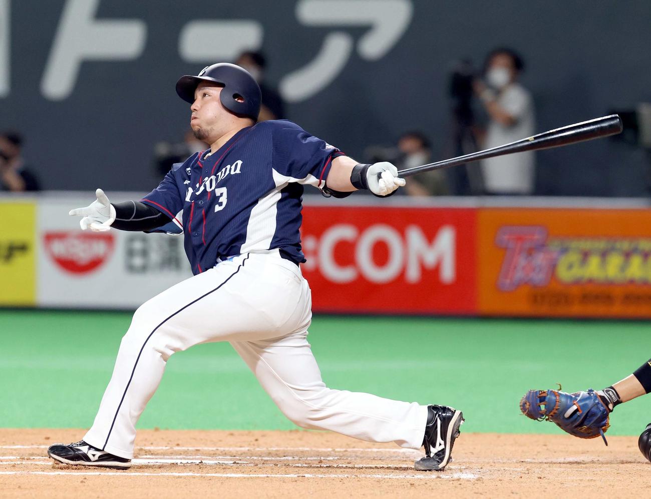 日本ハム対西武　7回表西武2死一、二塁、山川は左越え3点本塁打を放つ（撮影・佐藤翔太）