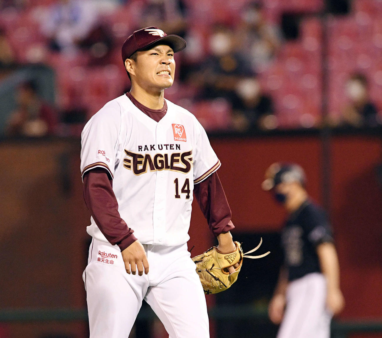 楽天対オリックス　1回表、先制を許した楽天則本昂は厳しい表情で引き揚げる（撮影・滝沢徹郎）