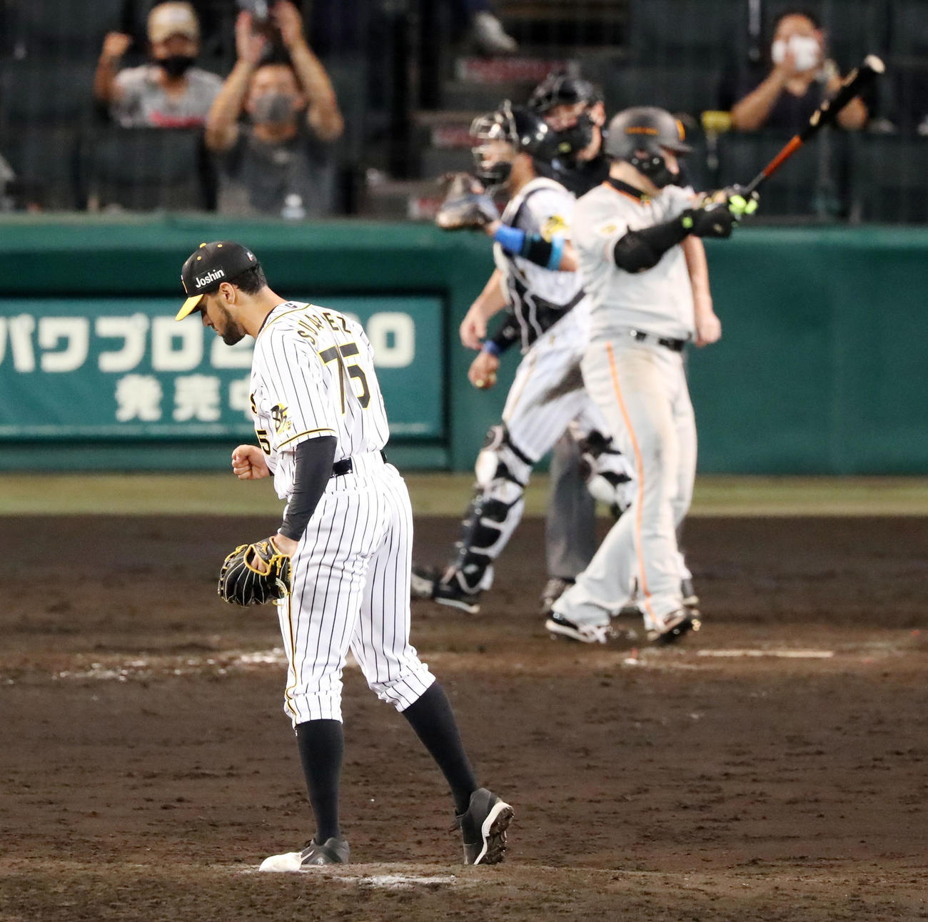 8回表巨人2死一塁、スアレスは丸から空振り三振を奪いガッツポーズを見せる（撮影・加藤哉）