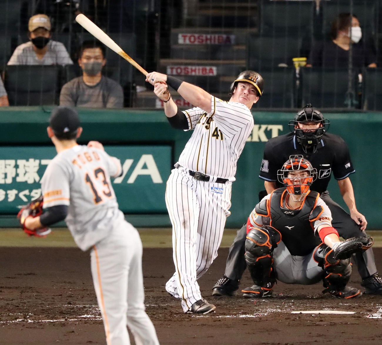 阪神対巨人　2回裏阪神無死、ボーアは左越え二塁打を放つ（撮影・加藤哉）