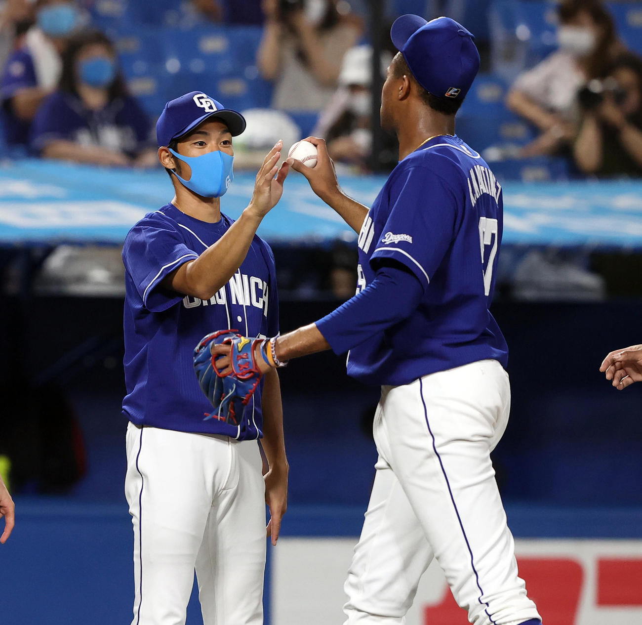 ヤクルト対中日　ヤクルトに勝利しR・マルティネス（右）から勝利球をもらう中日又吉（撮影・垰建太）