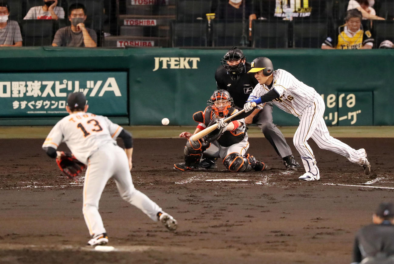 阪神対巨人　2回裏阪神1死一、三塁、西勇は一塁線にスクイズを決める（撮影・加藤哉）