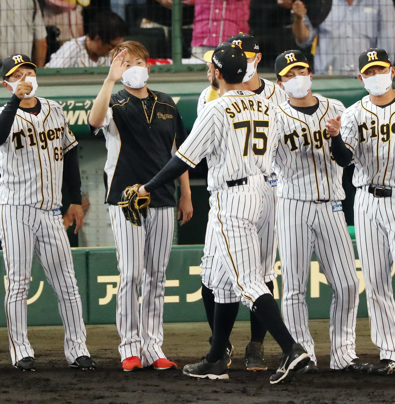 阪神対巨人　巨人に勝利しスアレス（右）を出迎える西勇（撮影・加藤哉）