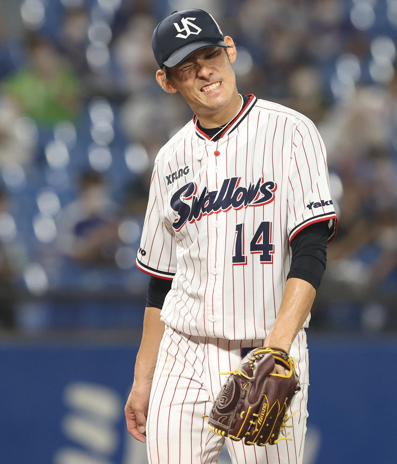 ヤクルト対中日　5回表の登板を終え同点に追いつかれたヤクルト先発の高梨は悔しそうに引き揚げる（撮影・垰建太）