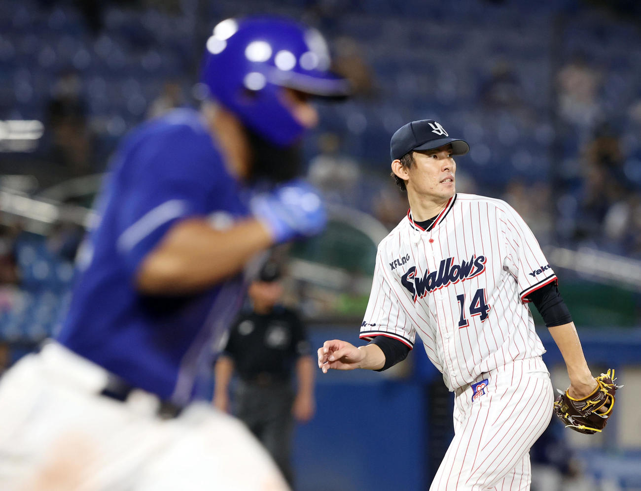 ヤクルト対中日　5回表中日2死一、三塁、アルモンテ（手前）に同点の適時二塁打を許す高梨（撮影・垰建太）