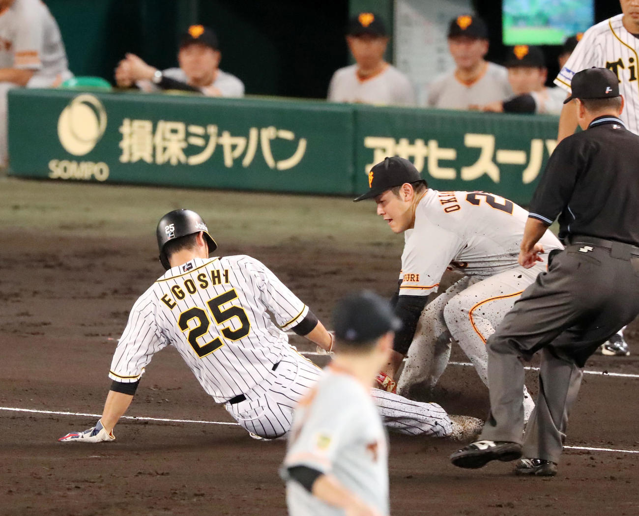 阪神対巨人　6回裏阪神無死二塁、二走の代走江越は三塁盗塁を決める、右は岡本（撮影・加藤哉）