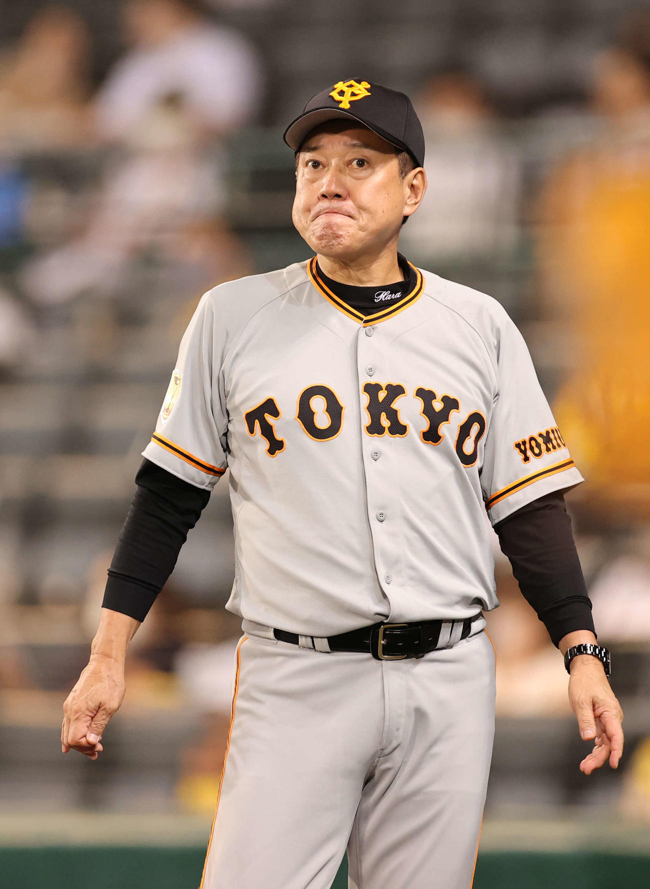 阪神対巨人　6回裏阪神2死二、三塁、戸郷の降板を告げ険しい表情を見せる原監督（撮影・河野匠）