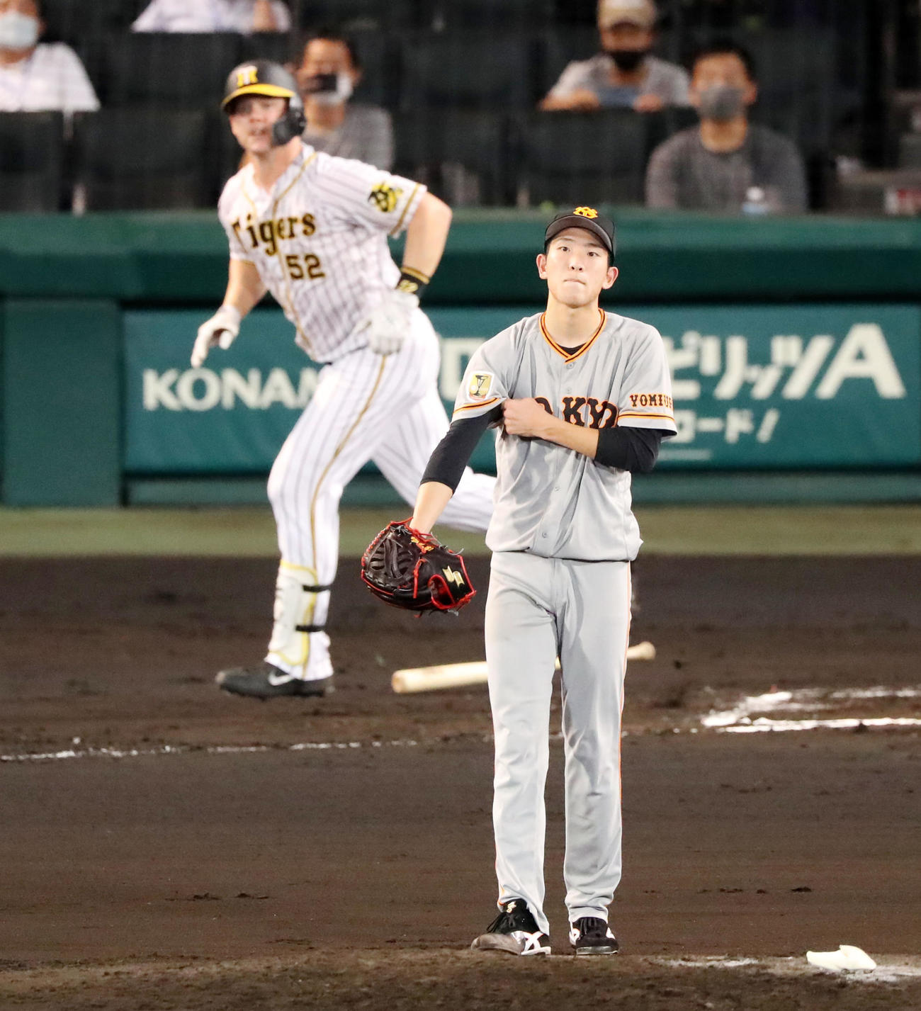 阪神対巨人　6回裏阪神無死三塁、戸郷はサンズに中越え2点本塁打を浴びる（撮影・加藤哉）