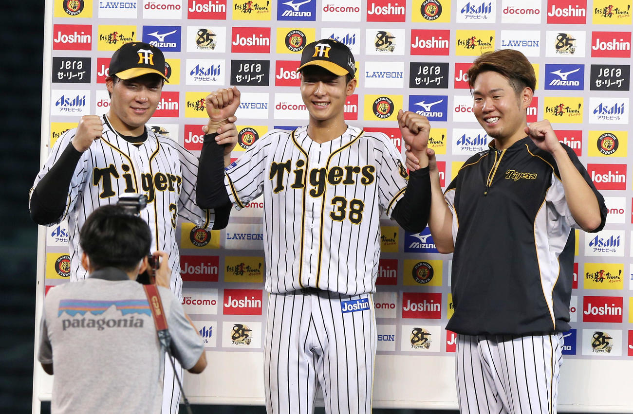 阪神対巨人　ヒーローインタビューを終え、お立ち台で笑顔で記念撮影する、左から大山、小幡、西勇（撮影・上山淳一）