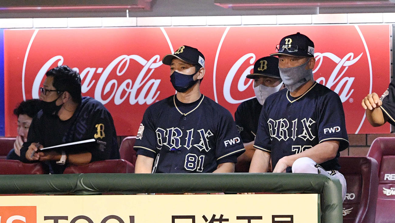 楽天対オリックス　9回表、戦況に視線を送るオリックス中嶋監督代行（右）（撮影・滝沢徹郎）
