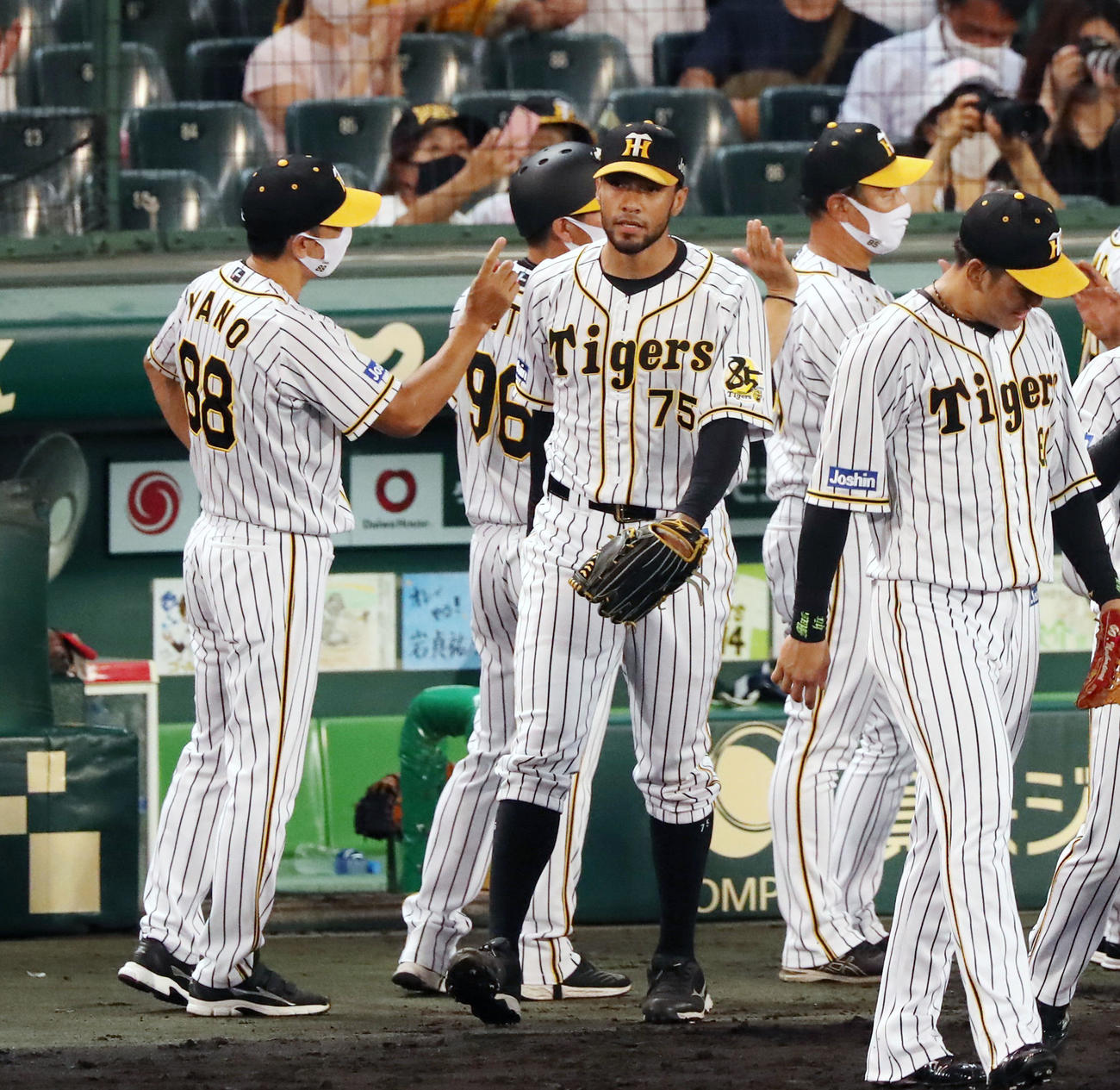 阪神対巨人　巨人に勝利しスアレス（右）とエアタッチする矢野監督（撮影・加藤哉）