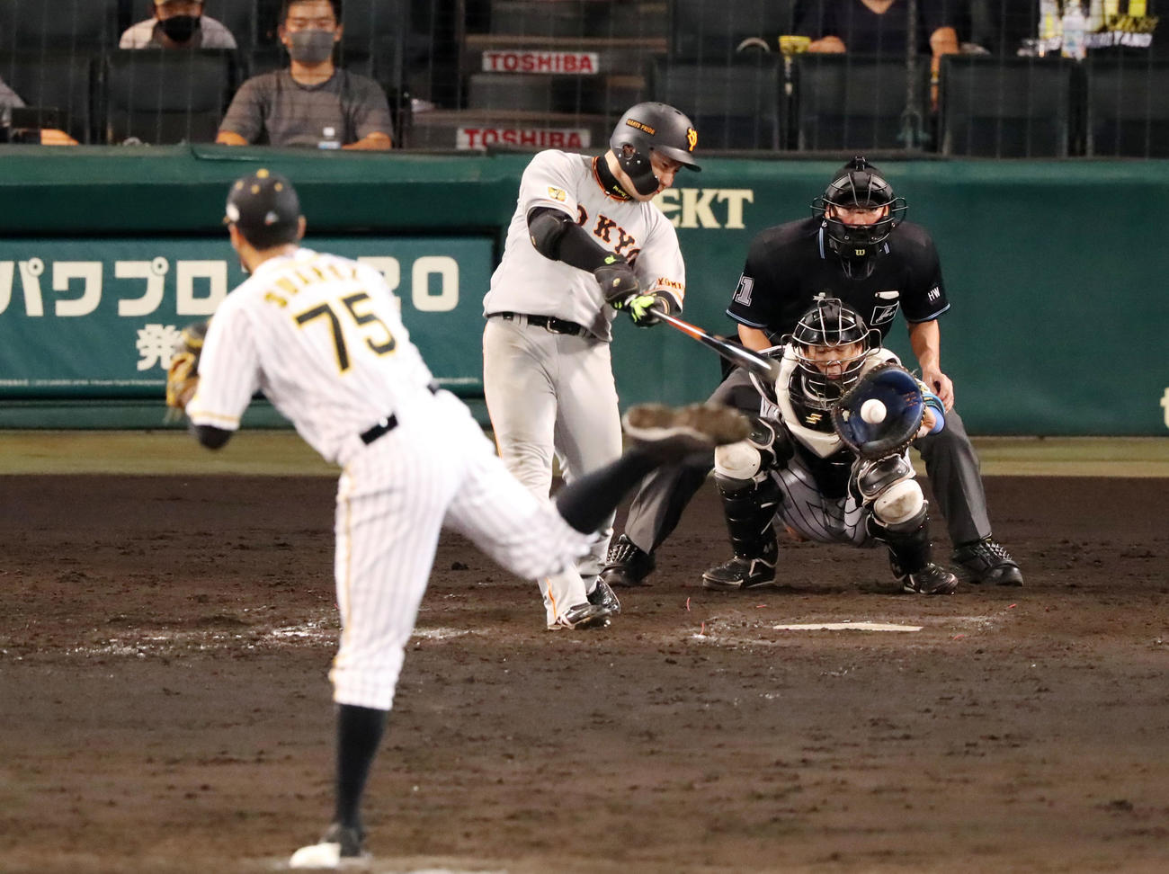 阪神対巨人　8回表巨人2死一塁、丸はスアレスの前に空振り三振（撮影・加藤哉）