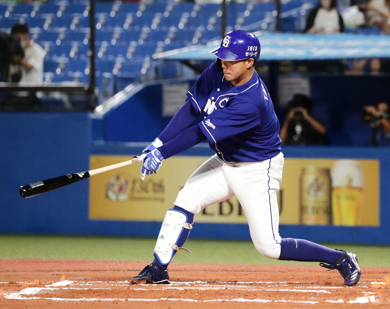 ヤクルト対中日　6回表中日無死一塁、高橋は体勢を崩しながらも右越えに勝ち越し本塁打を放つ（撮影・丹羽敏通）